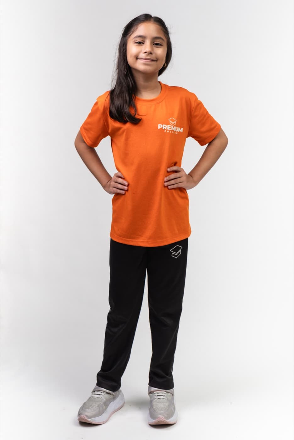 Aluna do Fundamental com o uniforme laranja do PREMIUM