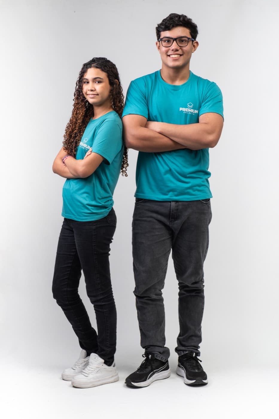Dois estudantes do Ensino Médio com o uniforme azul do PREMIUM