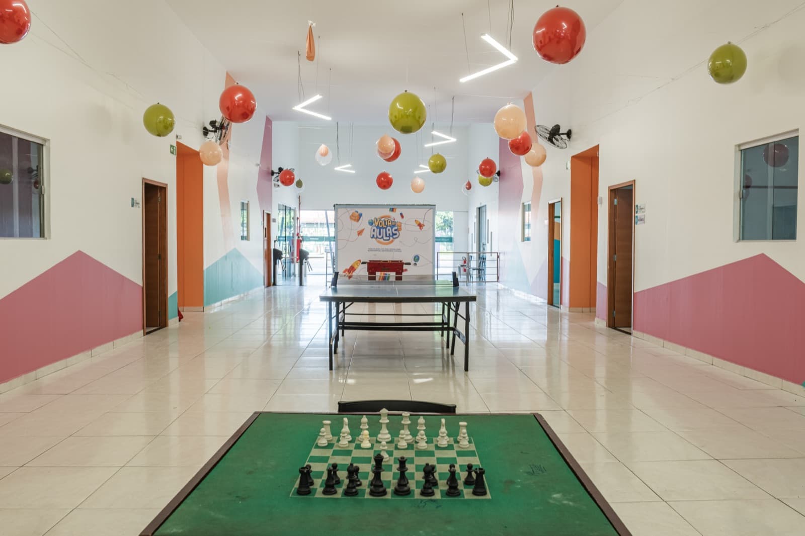 Espaço de convivência com mesas de ping-pong e xadrez