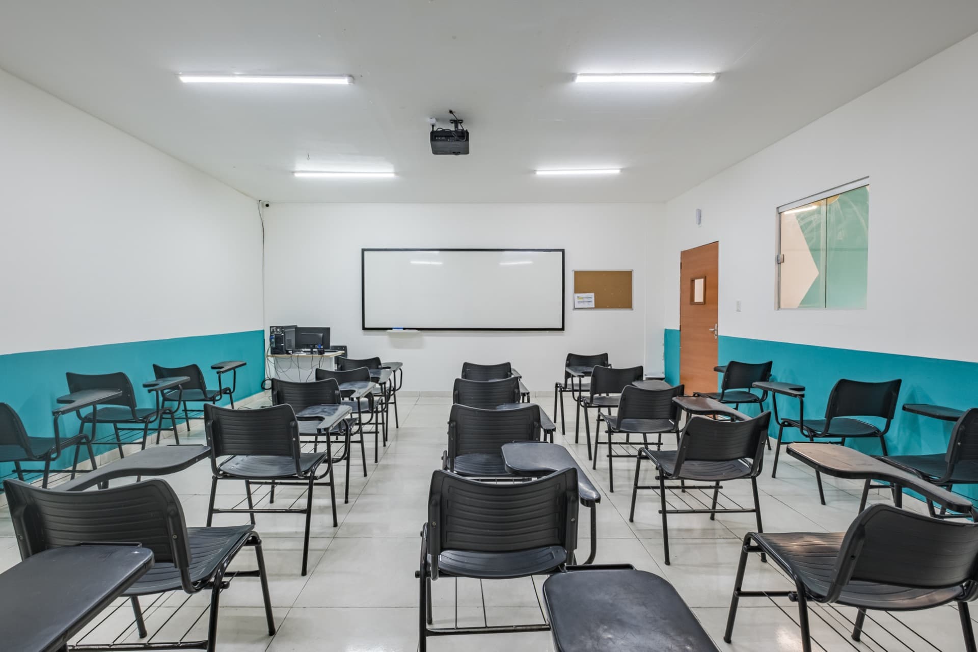Sala de aula com quadro branco e projetor