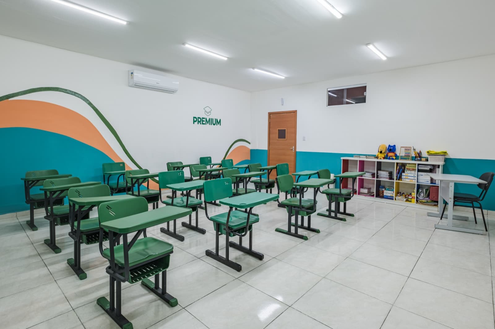 Sala de aula do Ensino Fundamental com carteiras verdes